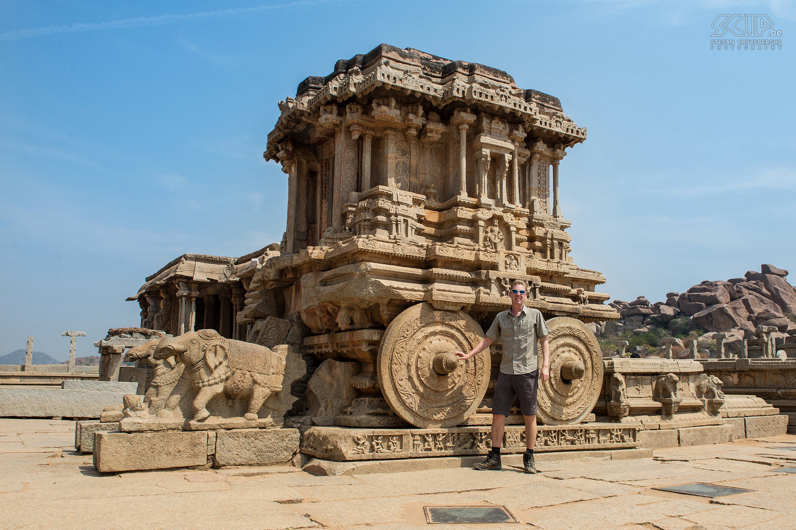 Hampi - Vittala tempel - Stefan In the center of the courtyard of the Vitalla temple there is the 'Stone Chariot', one of the most iconic sculptures in Hampi. It may look like a monolithic structure but in reality this stone shrine was built with many giant granite blocks. Currently two elephants are positioned in front of the chariot but or originally there were two horses.  Stefan Cruysberghs